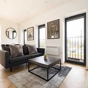 Charles Hope Riverside Apartment Staines-upon-Thames